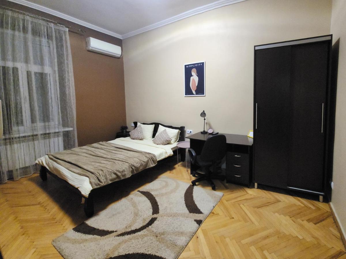 В Центрі М.Чернівці 2 Кімнатна Затишна Квартира. Extérieur photo